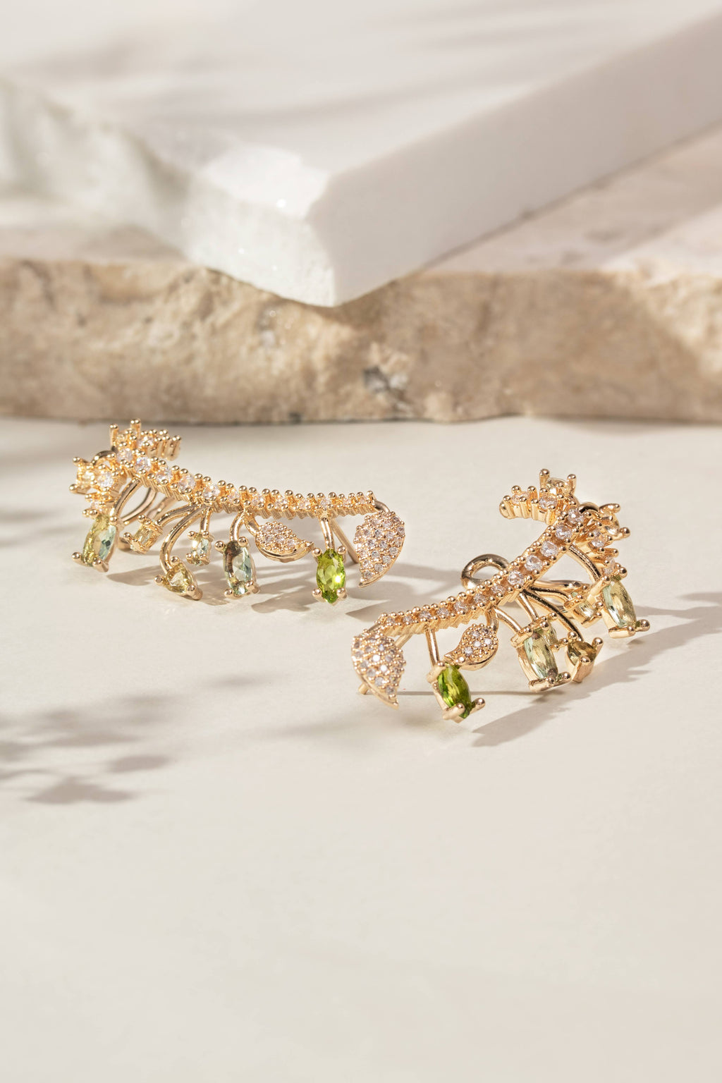 Ear Cuff Jardim – Elegância Natural e Brilho Delicado