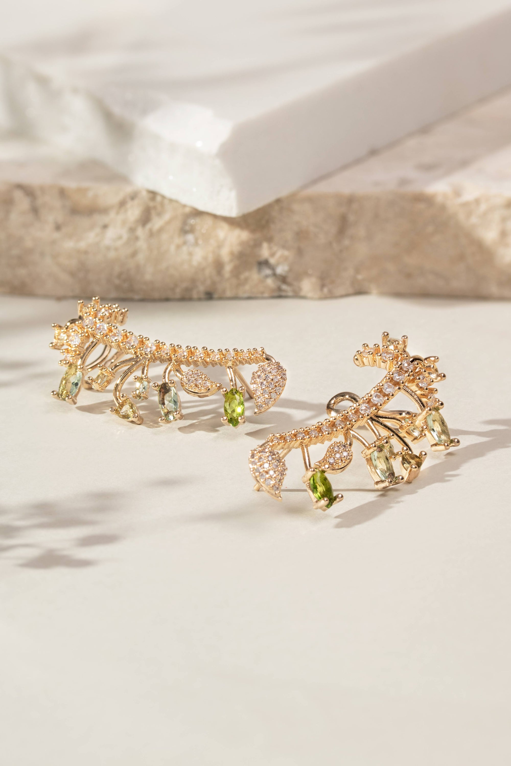 Ear Cuff Jardim – Elegância Natural e Brilho Delicado
