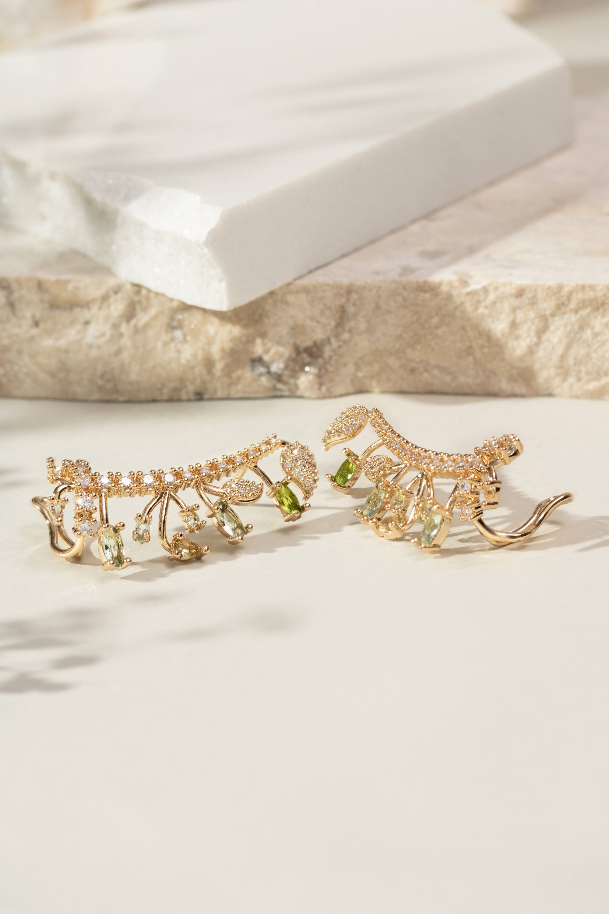Ear Cuff Jardim – Elegância Natural e Brilho Delicado