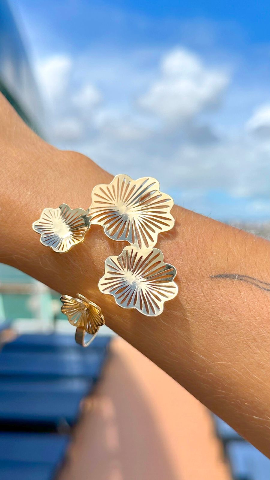 Bracelete Flor Dourada 18k – Delicadeza Luxuosa
