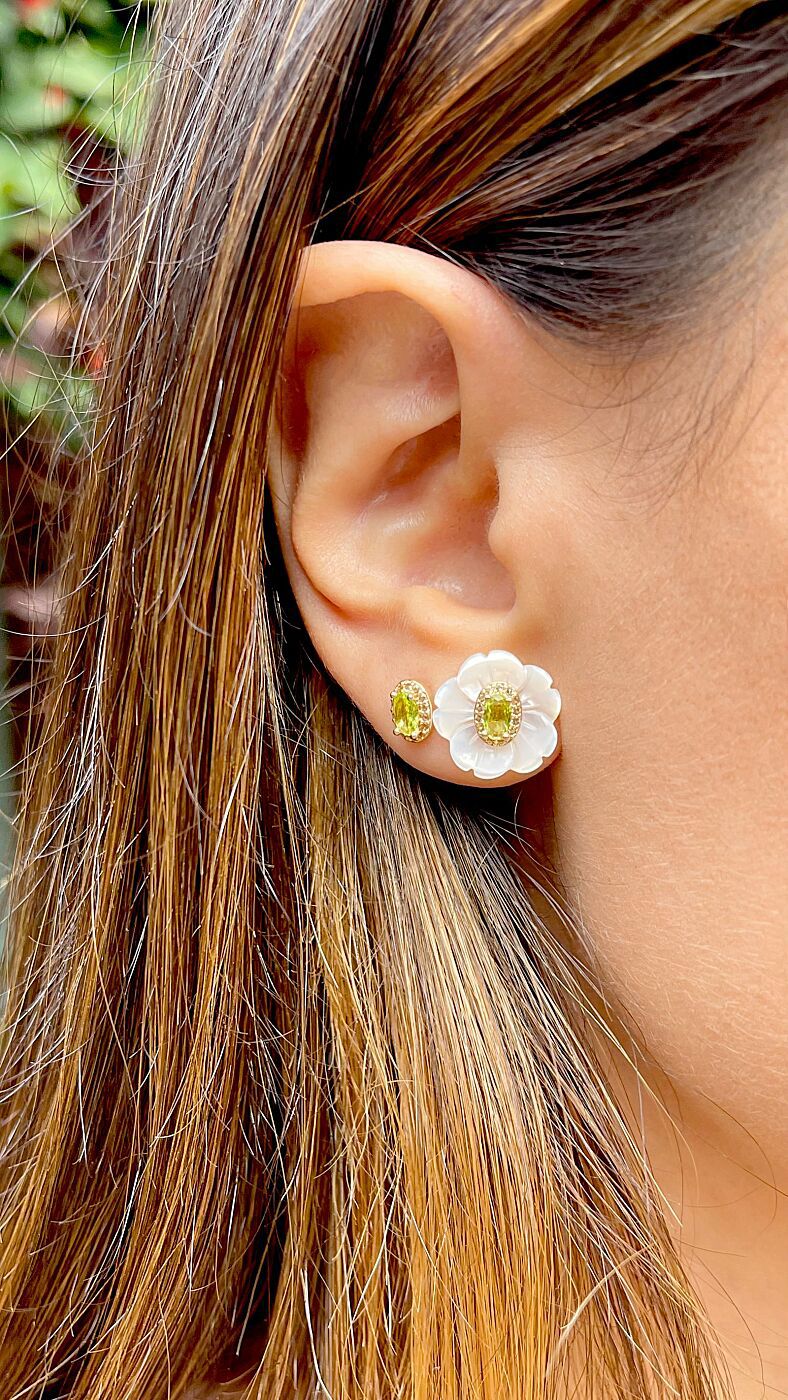 Brinco Flor Madrepérola 2 em 1 – Delicadeza Versátil Premium