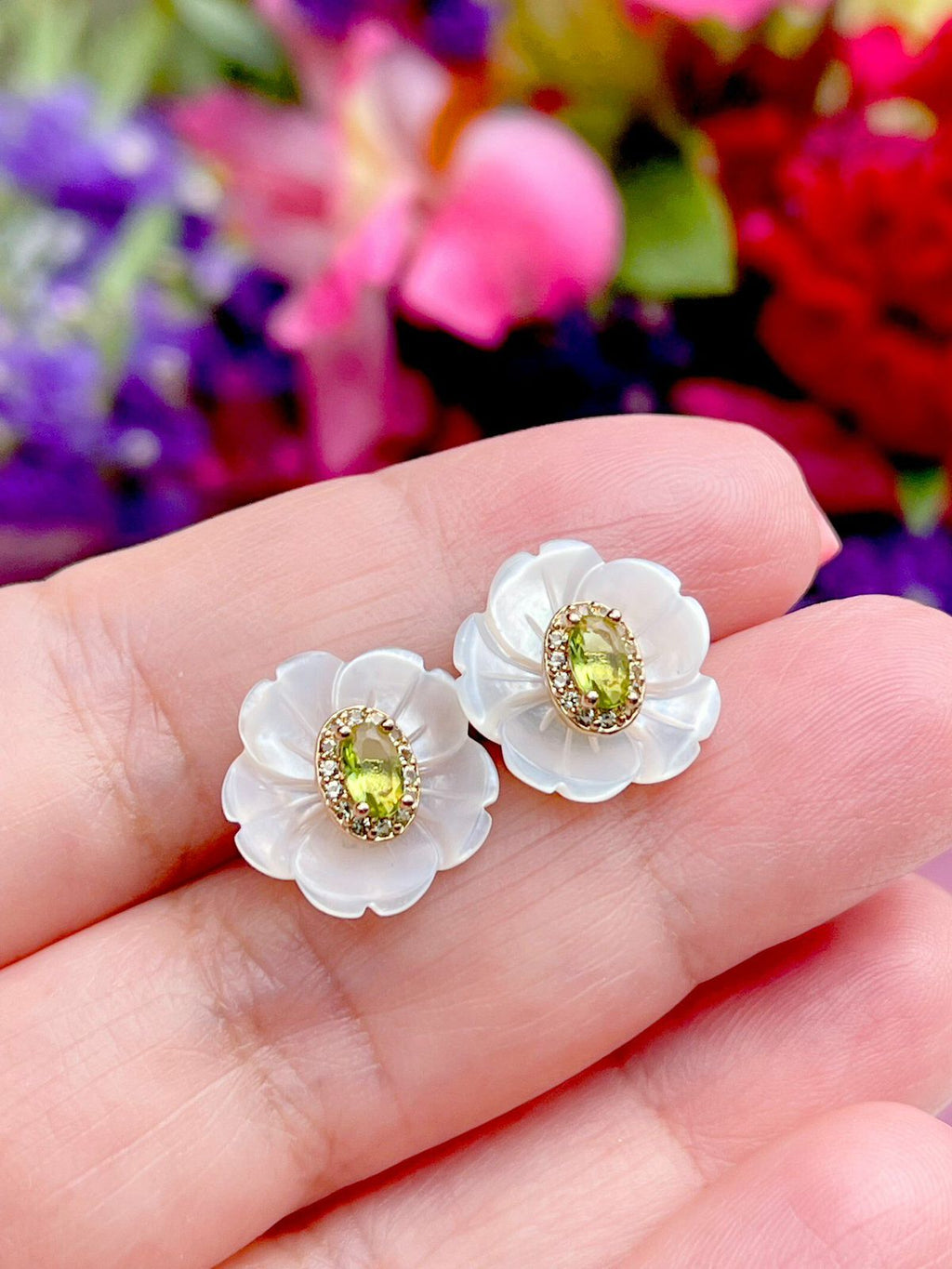 Brinco Flor Madrepérola 2 em 1 – Delicadeza Versátil Premium