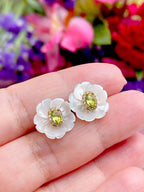 Brinco Flor Madrepérola 2 em 1 – Delicadeza Versátil Premium